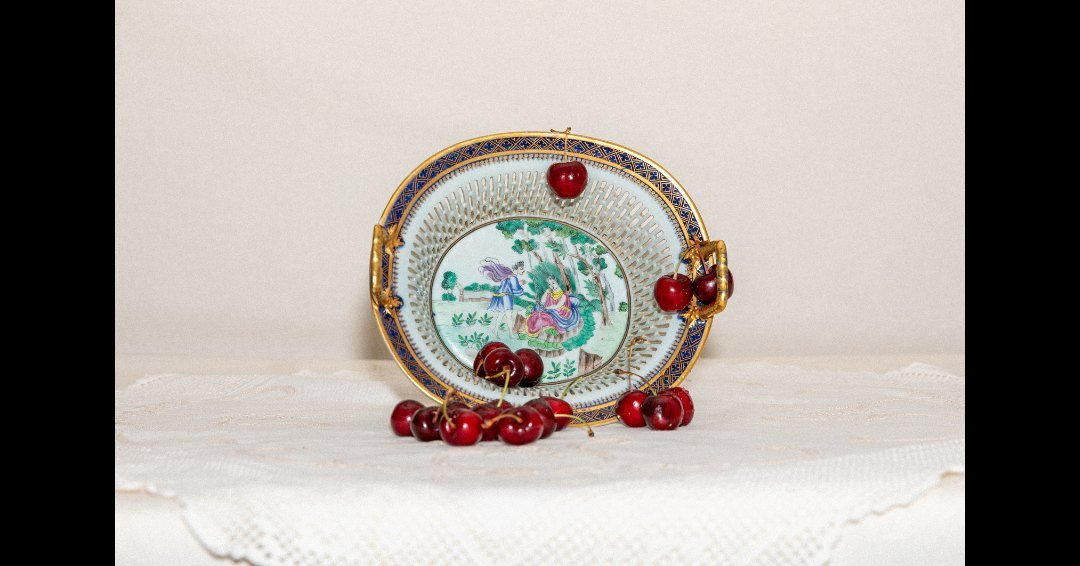 Cherries in a Bowl 樱桃盘 by Eugénio Leite